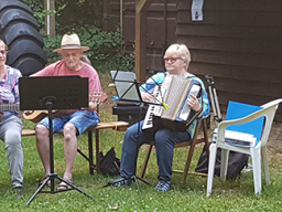 Singkreis singt mit den Wanderern